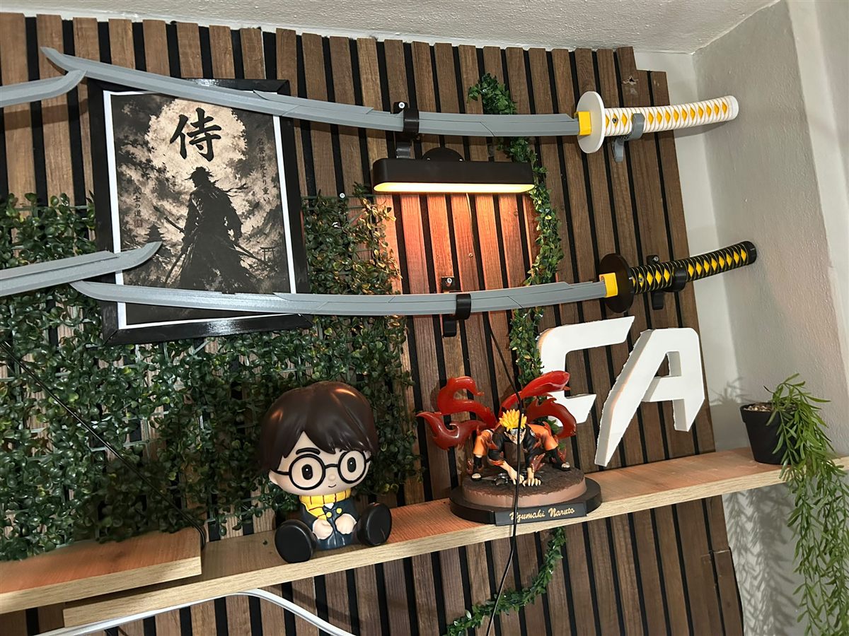 3D baskı katanalar, CA logosu ve figürün bulunduğu raf